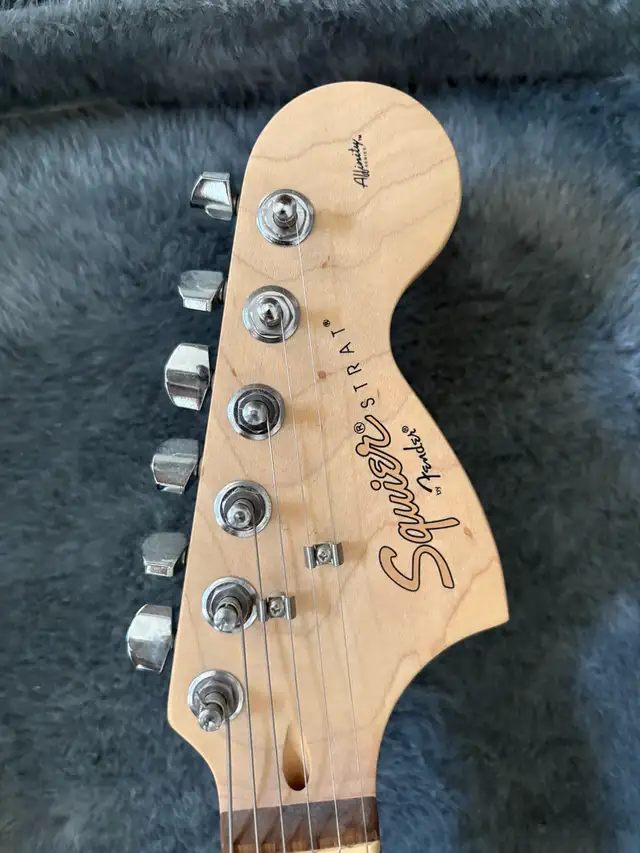 Fender Squier Stratocaster + Case in Guitars in Mississauga / Peel Region - Image 4