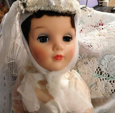 29" ALL ORIGINAL EEGEE SAUCY WALKER VINTAGE BRIDE DOLL, SHOES in Hobbies & Crafts in Lethbridge - Image 4