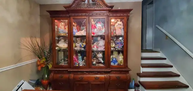 Vintage Solid Wood Lit Hutch & Buffet – Excellent Condition in Hutches & Display Cabinets in City of Toronto - Image 2