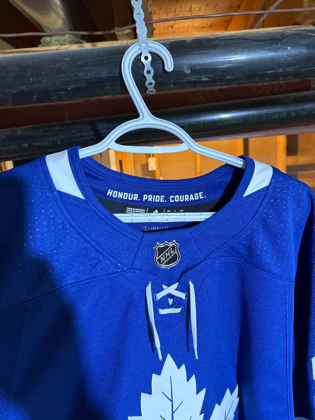 Maple Leafs jersey  sz 52 dans Hockey  à Hamilton - Image 2