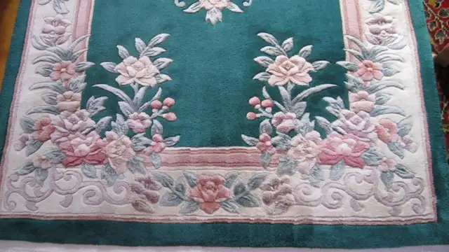 WONDERFUL 46“X 72“ HANDMADE FLOWER MOTIF WOOL RUG in Rugs, Carpets & Runners in Ottawa - Image 5