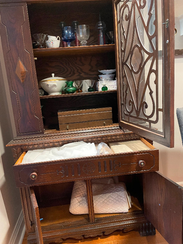 Vintage hutch/display cabinet.  Built in Europe.  Solid wood. in Hutches & Display Cabinets in City of Toronto - Image 2