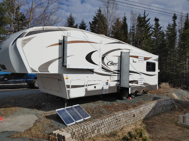 31' Cougar fifth wheel camper in Travel Trailers & Campers in City of Halifax