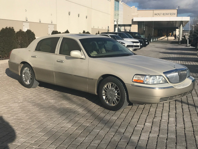 ***WOW DONT MISS ULTRA RARE LINCOLN TOWN CAR GREAT PRICE *** in Cars & Trucks in City of Toronto - Image 2
