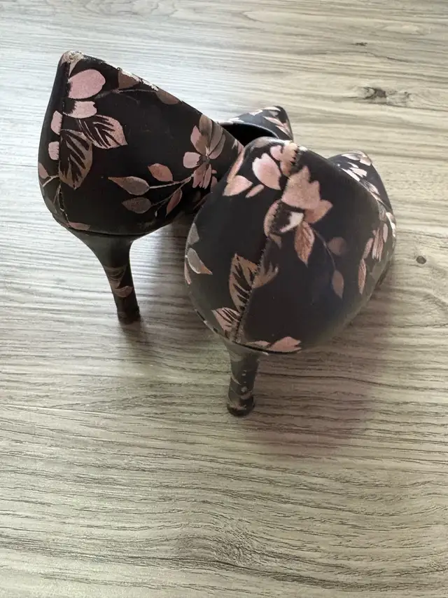 Le château women’s heels shoes chaussures talons femmes  in Women's - Shoes in City of Montréal - Image 4