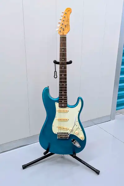 This Jay Turser Vintage Series Strat is a great electric guitar, featuring a classic stratocaster de...