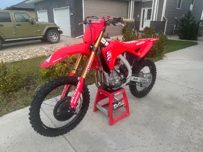 2025 Honda CRF450rwe private sale. As-new condition. Only 16 hours from brand new. Original plastics...