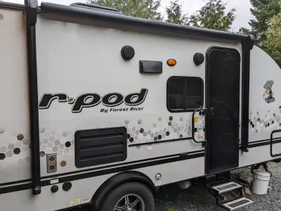 Roulotte R-Pod 2021 RP 193. Excellente condition. Un seul propriétaire. Slide out 2 bunk beds 1 lit...