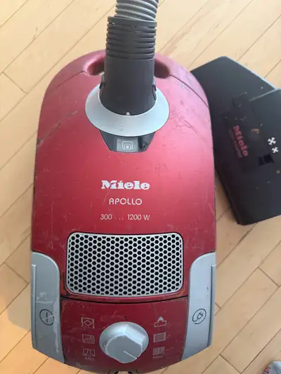 Works great comes with carpet cleaner head and the extra attachments the machine is scratched