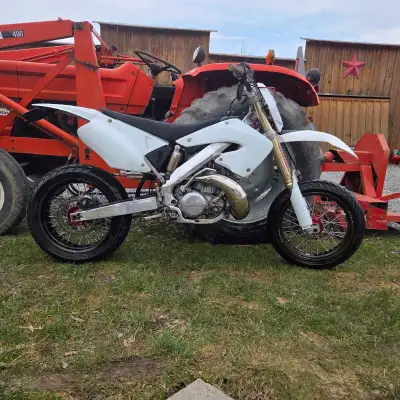 Street legal 2000 cr250. The motor locked up and kicked over after it cooled down . 0 compression. N...