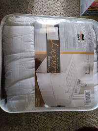 New Ultimate Cuddle Bed 2.5" Mattress Topper for sale.