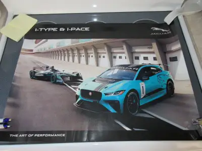 Poster / affiche 2 cotés de Jaguar: I-type et I-pace 2018 d'un coté et Xe Sv project 8 2018 de l'aut...