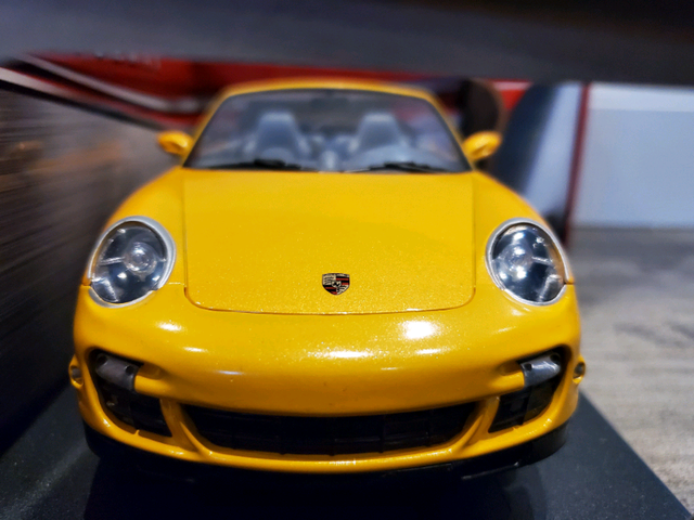 1:18 Diecast Motor Max Porsche 911 997 Turbo Cabriolet Yellow in Arts & Collectibles in Kawartha Lakes - Image 9