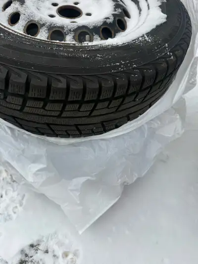 Off of a 2023 Mitsubishi outlander a set of winter tires with rims 114.3mm x 5. Tires are like new....