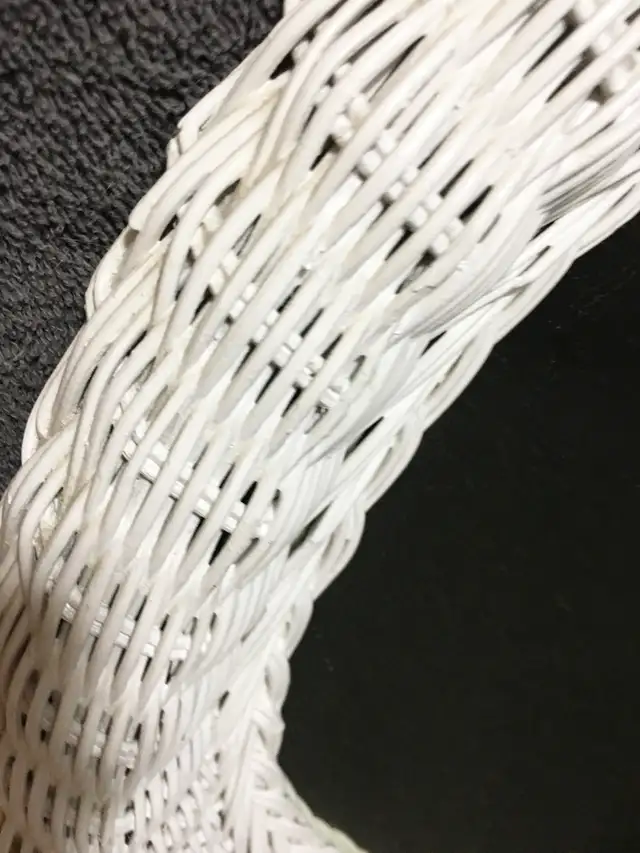 Lovely Large Vintage White Wicker Wall Mount Mirror 30"x 20" in Home Décor & Accents in City of Toronto - Image 3