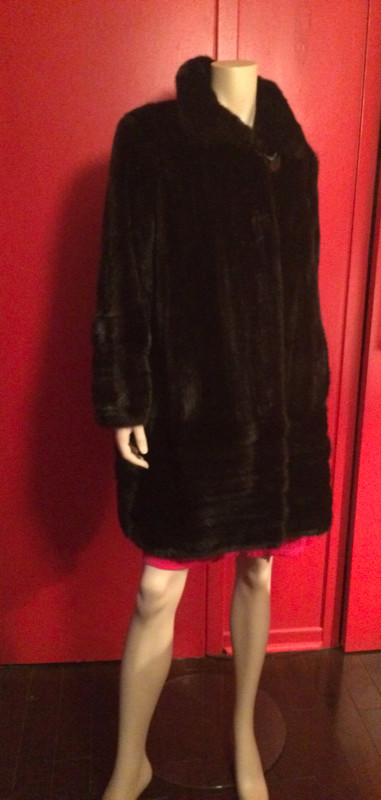 manteau de vison noir / fourrure véritable dans Femmes - Hauts et vêtements d'extérieur  à Longueuil/Rive Sud