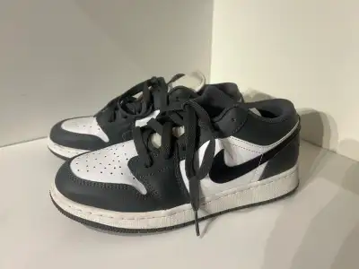 Nike Air Jordan SZ 5Y/ Low cut grey, View more