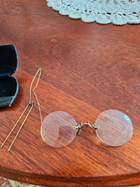 Antique pinz nez with case and chain