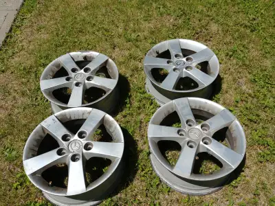 Bonjour, Je vends 4 Mags Mazda de 15 pouces. Prix: 120$