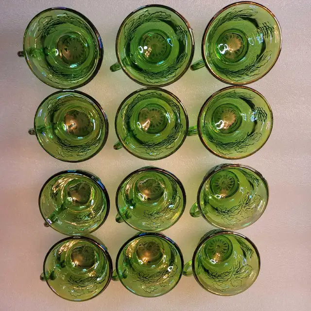 Vintage Carnival Glass Punch Bowl and 12 Cups iridescent green in Holiday, Event & Seasonal in City of Montréal - Image 7