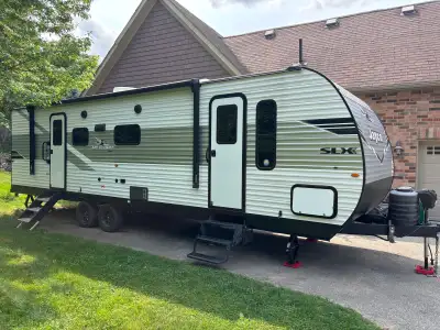 Embark on your next grand family adventure with this pristine, nearly new 2025 Jayco Jay Flight 284B...