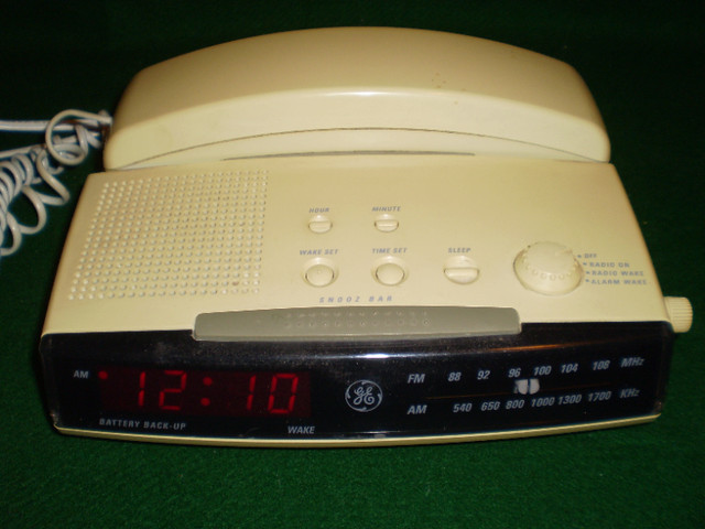 Vintage GE Telephone, FM/AM Radio Alarm Clock in Arts & Collectibles in City of Toronto
