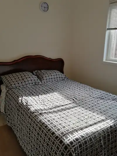 Bovaird & Worthington ave.-- Private Room available ---- (Utilities included) ---- Room on the secon...
