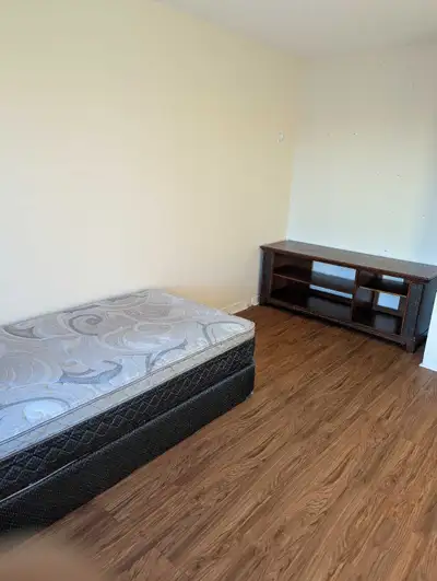 This bright and tidy private room near the Amazon Nepean facility is available for rent and comes pa...