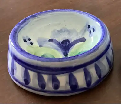 This lovely vintage handcrafted Porches Pottery ceramic trinket dish measures approximately 2 5/8” a...