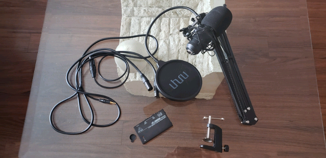 XLR Mic with Power Supply in Pro Audio & Recording Equipment in Mississauga / Peel Region - Image 2