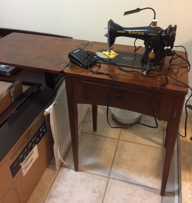 Singer 15J Sewing Machine and Stand Canadian Complete For Sale in Hobbies & Crafts in Oakville / Halton Region - Image 2