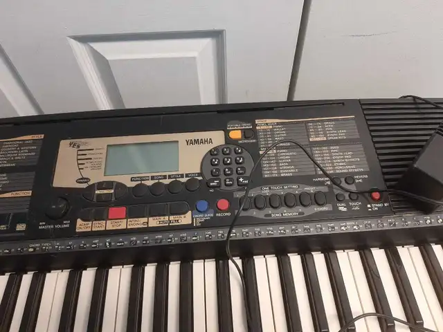 Yamaha PSR-225 keyboard with power supply in Pianos & Keyboards in City of Montréal - Image 4