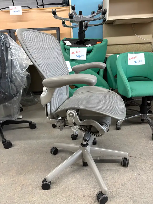 Herman miller silver size b in excellent condition $750 each in Chairs & Recliners in Mississauga / Peel Region - Image 4