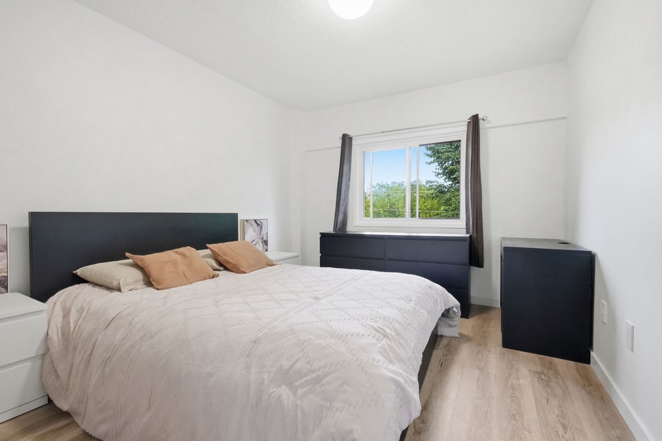 4 bed Townhome end Unit, Ravine Backyard in Bowmanville/ON, photo 8 of 10
