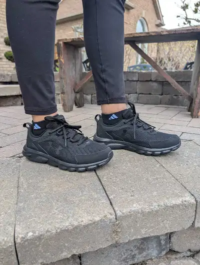 Black Under Armour  women's Running Shoes - size 8, View more