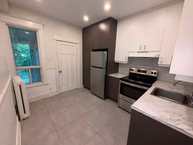 ***LARGE 5 1/2 APARTMENT IN NDG, SEMI-FURNISHED*** $2,100 per month.