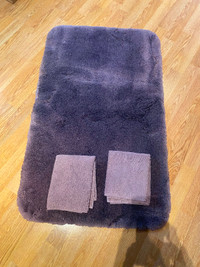 Bath mat and 2 hand towels