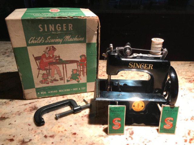 Antiquité- Mini Machine à coudre - Singer dans Art et objets de collection  à Ville de Montréal