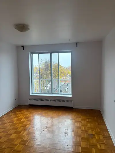 3 1/2 a louer,chauffage et eau chade inclus,poel et frigo inclus, plancher bois franc a 3 min a pied...