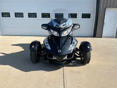 2010 Can-Am Spyder RT-S SE5 ** ORIGINAL OWNER ** LOW KM Engine: 998cc, 60-degree, liquid-cooled V-tw...