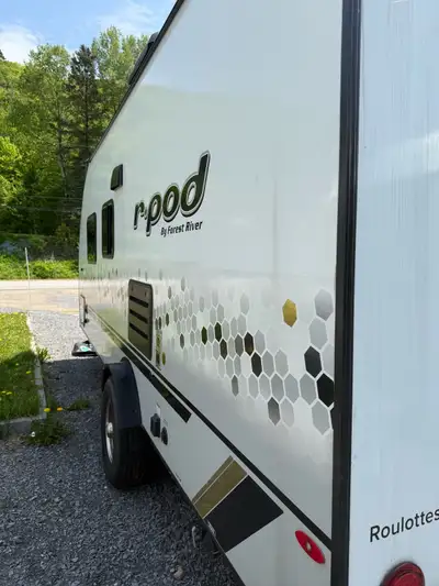 FOREST RIVER R-POD 192 2022 Cette caravane peut accueillir 3 personnes Caractéristiques : Longueur :...