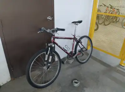Vélo, antivol et pompe, View more