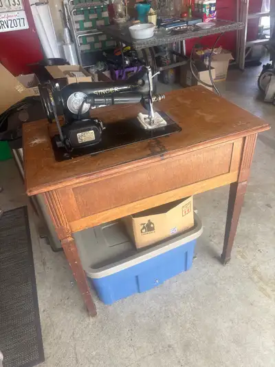 This vintage Singer sewing machine features a classic design and comes complete with its own wooden...