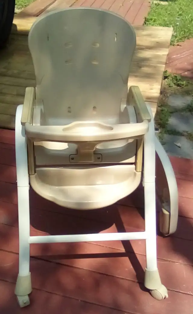 High Chair - calling all Grandparents ! in Feeding & High Chairs in Petawawa - Image 7