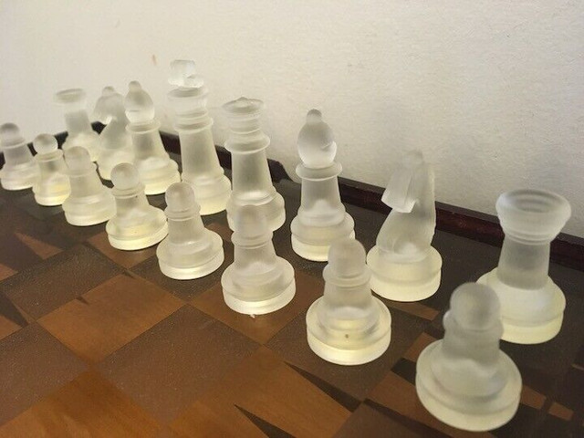 Vintage Retro Complete Frosted And Clear GLASS CHESS SET In Wood in Arts & Collectibles in Mississauga / Peel Region - Image 3
