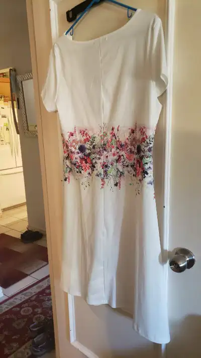 2 dresses or long tops to wear with legging. Size med. Ordered online to small. $10 each. 613 453 84...