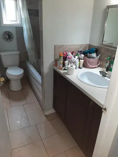 Welcome to your spacious three-bedroom, one den, and one-bathroom unit located in central Oshawa! IT...