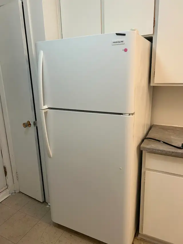 Réfrigirateur Frigidaire 30 pouce à vendre in Refrigerators in City of Montréal - Image 2