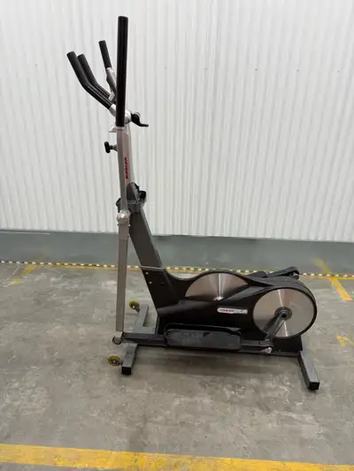 This is a Keiser M5 Strider elliptical in used condition, perfect for a home gym setup. It's a robus...