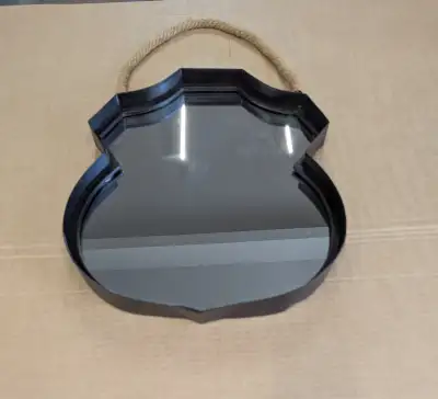 Miroir en forme d'écusson, View more